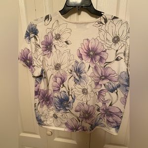 Beautiful blouse that’s very comfy in very good condition.  Very pretty pattern.
